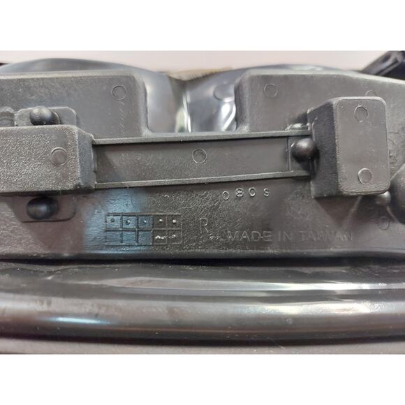 Right Tail Light for 88–99 Chevy GMC Cadillac Truck GM080-B0002 Replacement - Picture 9 of 11